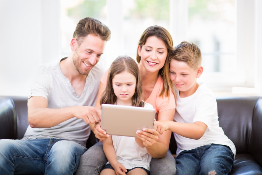 Family effect. Семья за ноутбуком. Семья с планшетом. Семья с гаджетами. Счастливая семья с гаджетами.