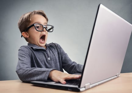 Информация поступающая из интернета. Школьник в интернете. Ребенок перед компьютером. Детям об интернете. Компьютер для школьника.
